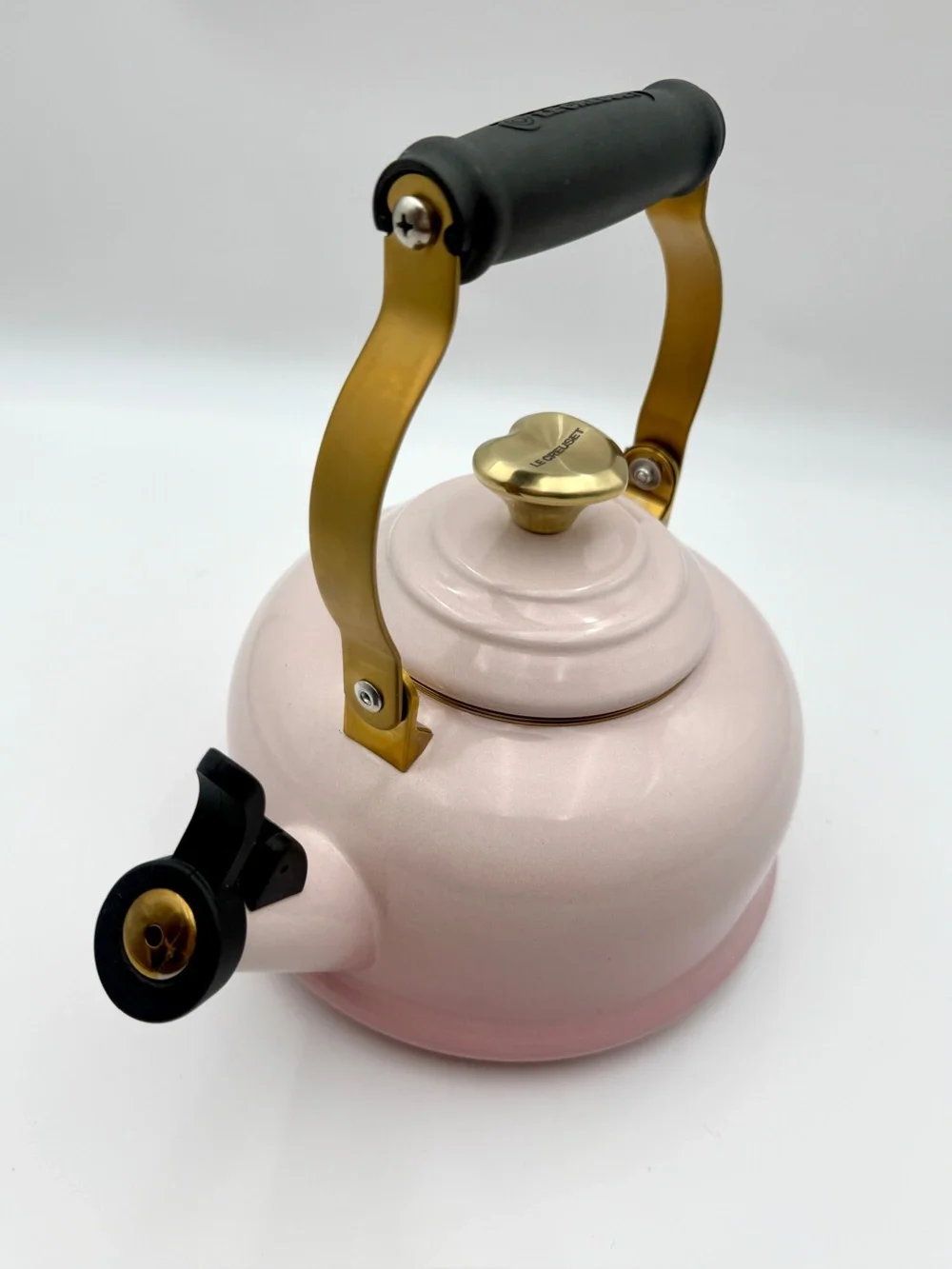 Le Creuset Classic Stovetop Kettle 1.7Qt - Shell Pink w/ Gold Trim & Heart Knob